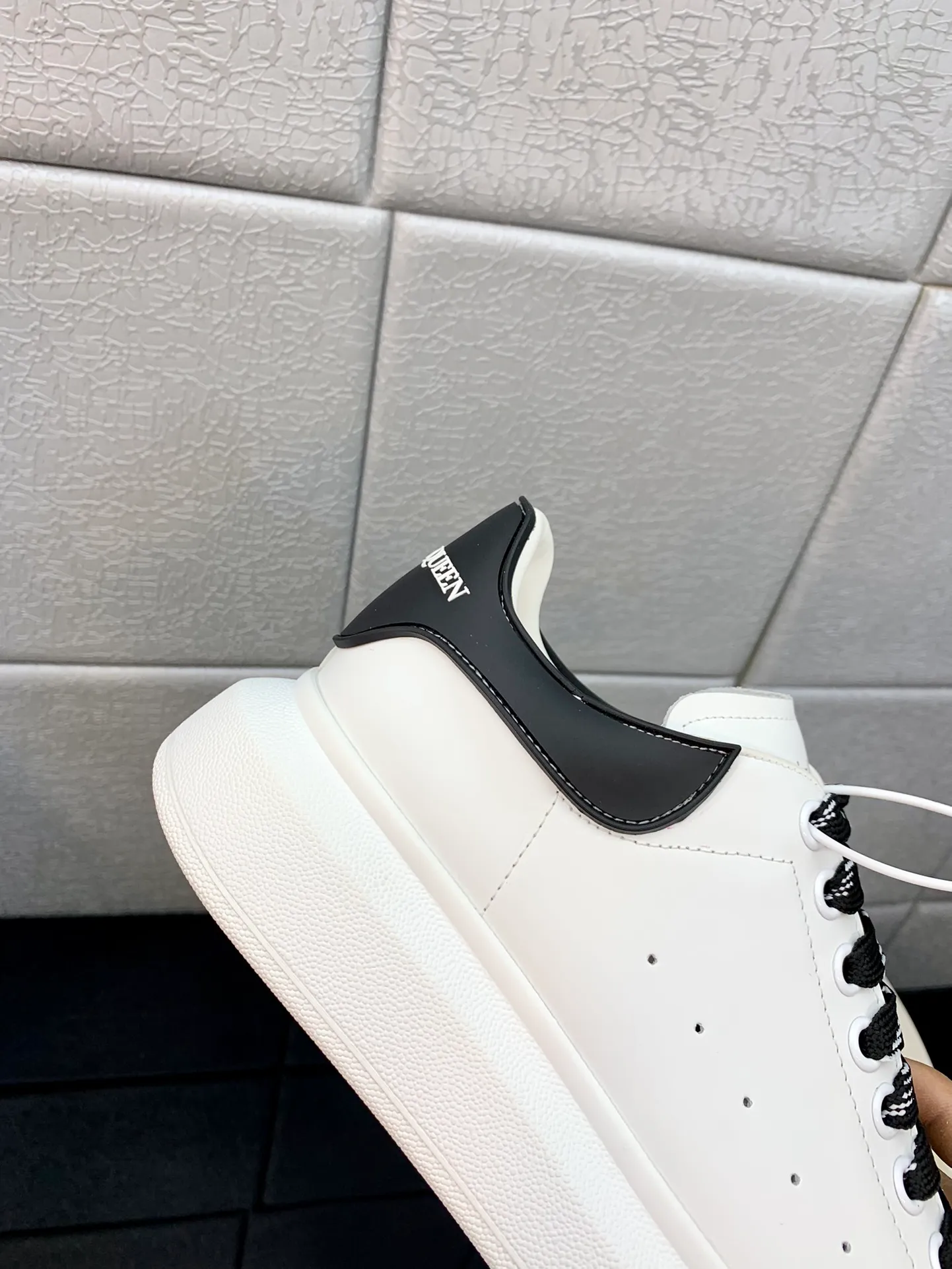 👟👟Ex-factory price 480👟👟 The latest McQueen white shoes original 1⃣: 1⃣ perfect reproduction ☑Deliver the latest counter full set of packaging 🎁Full series of color styles are constantly updated🥳🥳 🔺Fabric: Customized original matte silk cowhide 🔺Inner: imported water-dyed sheepskin lining/original customized soft cowhide pad 🔺Feet: super clear high temperature air pressure logo➕soft latex pad 🔺Outsole: rubber T👟👟Ex-factory price U vacuum sole/I👟👟Ex-factory price original foam sole, thick sole about 4cm